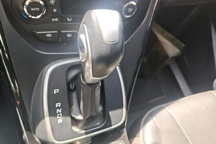 Used Ford Kuga 2013 2.0L GTDi Four-Wheel-Drive Sport Model Gear Lever