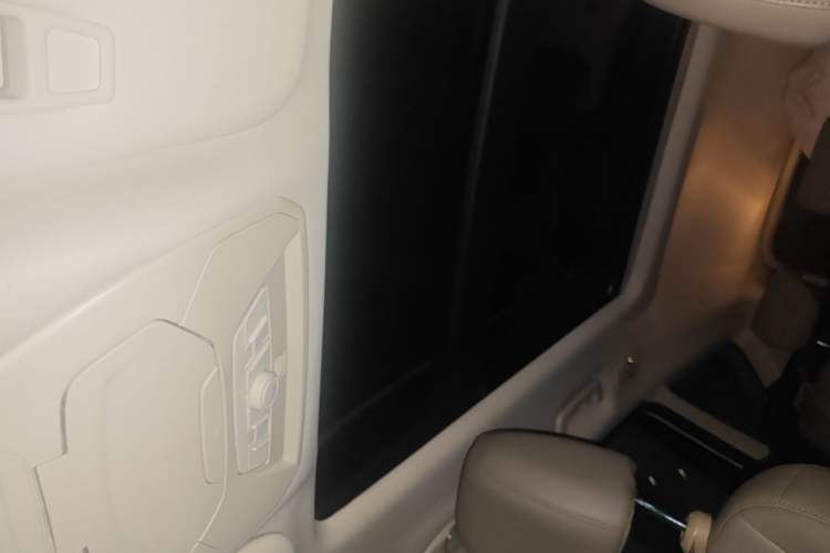 Used Ford Kuga 2013 2.0L GTDi Four-Wheel-Drive Sport Model Headliner