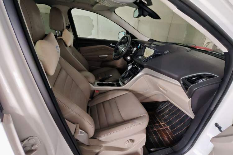 Used Ford Kuga 2013 2.0L GTDi Four-Wheel-Drive Elite Model Interior 2