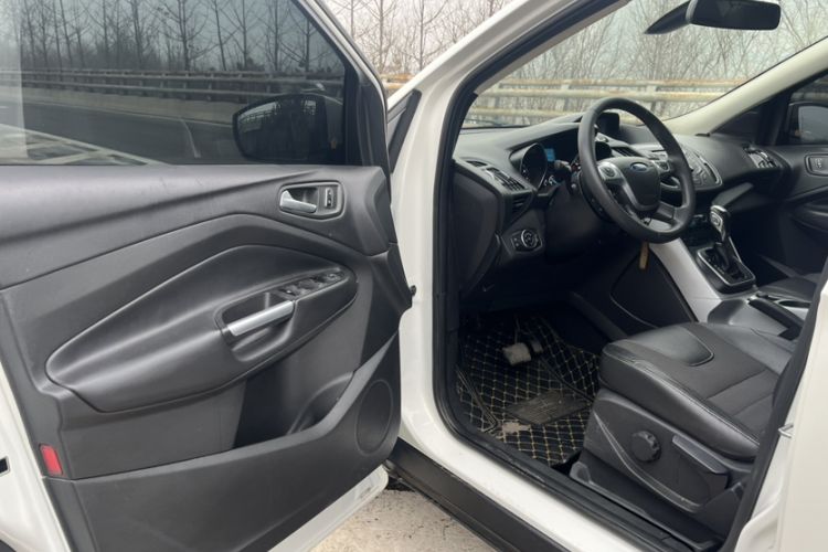 Used Ford Kuga 2013 1.6L GTDi Two-Wheel-Drive Trend Model Interior 3