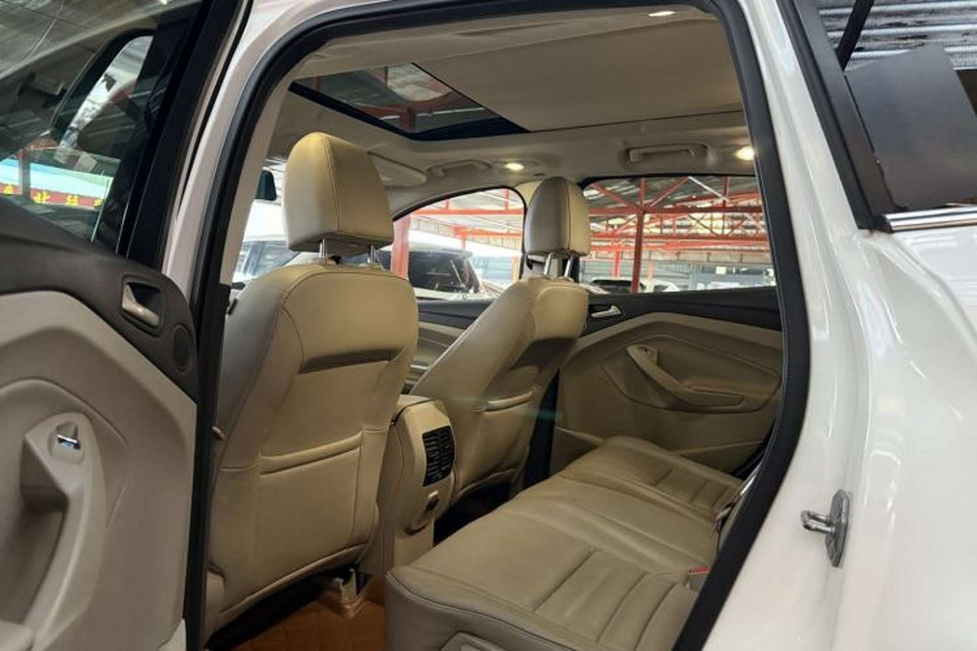 Used Ford Kuga 2013 2.0L GTDi Four-Wheel-Drive Elite Model Interior 3