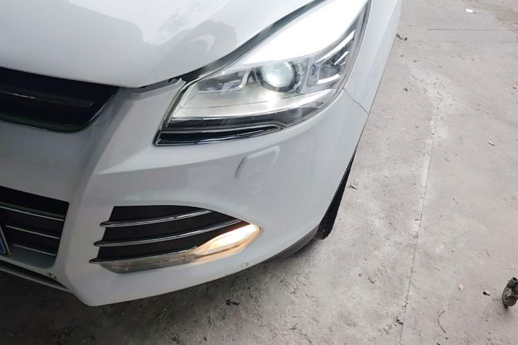 Used Ford Kuga 2013 2.0L GTDi Four-Wheel-Drive Sport Model Left Front Headlight