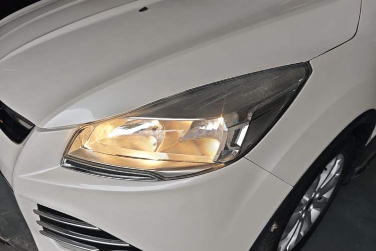 Used Ford Kuga 2013 1.6L GTDi Two-Wheel-Drive Trend Model Left Front Headlight