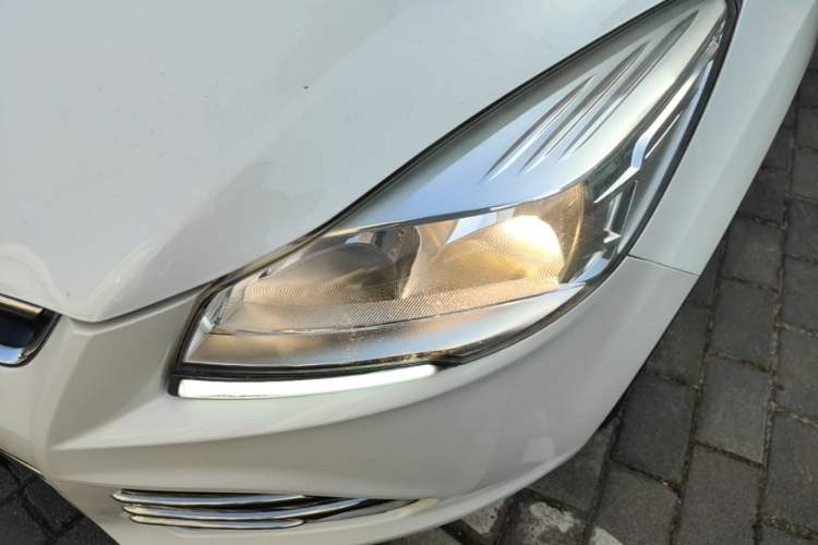Used Ford Kuga 2013 1.6L GTDi Two-Wheel-Drive Trend Model Left Front Headlight
