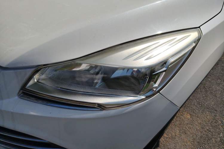 Used Ford Kuga 2013 1.6L GTDi Two-Wheel-Drive Trend Model Left Front Headlight