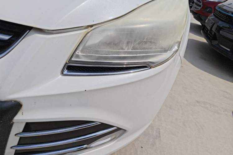 Used Ford Kuga 2013 1.6L GTDi Two-Wheel-Drive Trend Model Left Front Headlight