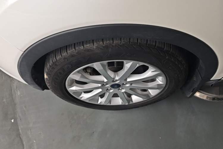 Used Ford Kuga 2013 1.6L GTDi Two-Wheel-Drive Trend Model Left Front Wheel Hub