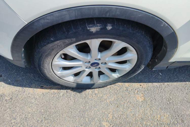 Used Ford Kuga 2013 1.6L GTDi Two-Wheel-Drive Trend Model Left Front Wheel Hub