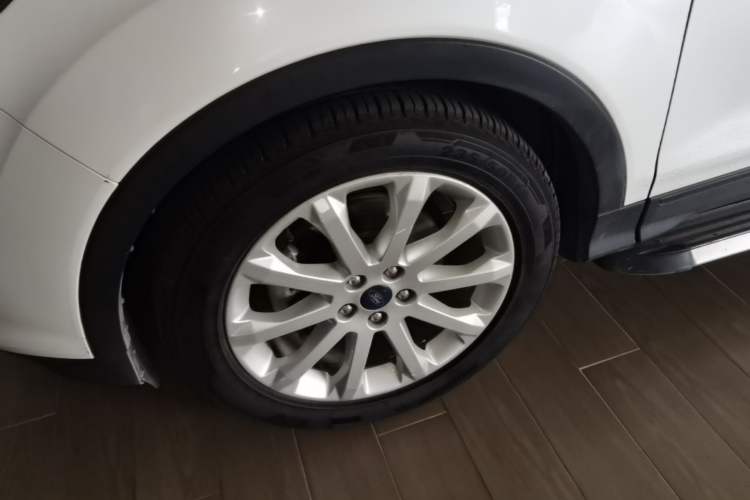 Used Ford Kuga 2013 1.6L GTDi Two-Wheel-Drive Trend Model Left Front Wheel Hub