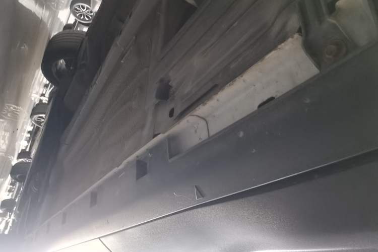 Used Ford Kuga 2013 1.6L GTDi Two-Wheel-Drive Trend Model Left Side Sill