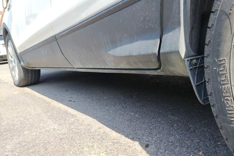 Used Ford Kuga 2013 1.6L GTDi Two-Wheel-Drive Trend Model Left Side Sill