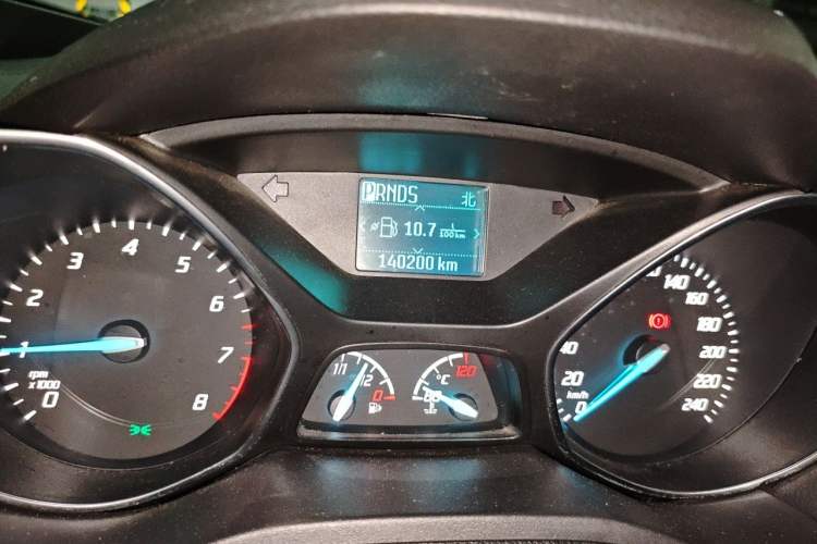 Used Ford Kuga 2013 1.6L GTDi Two-Wheel-Drive Trend Model Odometer Close Up