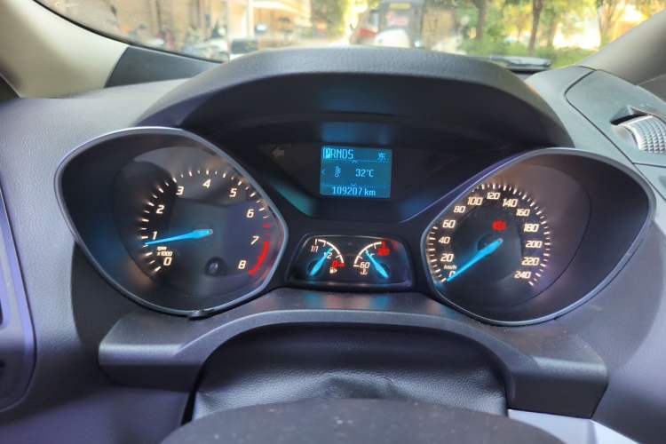 Used Ford Kuga 2013 1.6L GTDi Two-Wheel-Drive Trend Model Odometer Close Up