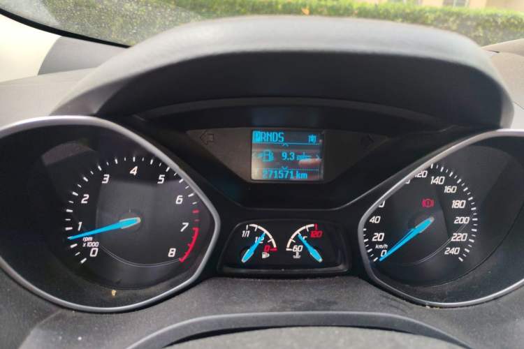 Used Ford Kuga 2013 1.6L GTDi Two-Wheel-Drive Trend Model Odometer Close Up