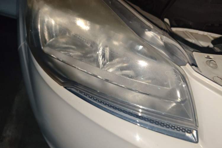 Used Ford Kuga 2013 1.6L GTDi Two-Wheel-Drive Comfort Model Right Front Headlight