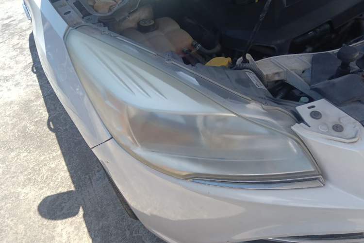 Used Ford Kuga 2013 1.6L GTDi Two-Wheel-Drive Trend Model Right Front Headlight