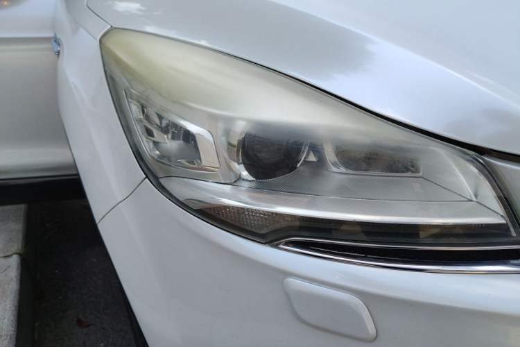 Used Ford Kuga 2013 2.0L GTDi Four-Wheel-Drive Sport Model Right Front Headlight