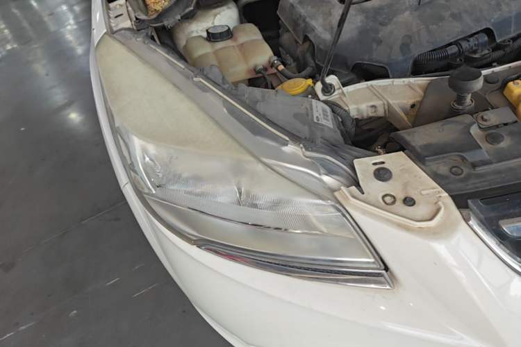 Used Ford Kuga 2013 1.6L GTDi Two-Wheel-Drive Comfort Model Right Front Headlight