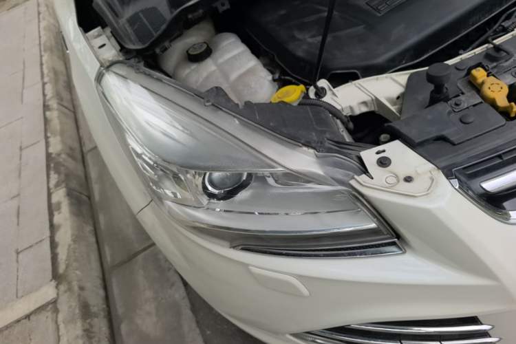 Used Ford Kuga 2013 2.0L GTDi Four-Wheel-Drive Sport Model Right Front Headlight