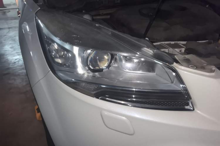 Used Ford Kuga 2013 2.0L GTDi Four-Wheel Drive Premium Model Right Front Headlight