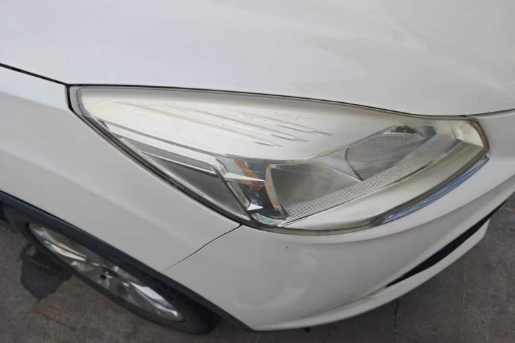 Used Ford Kuga 2013 1.6L GTDi Two-Wheel-Drive Comfort Model Right Front Headlight