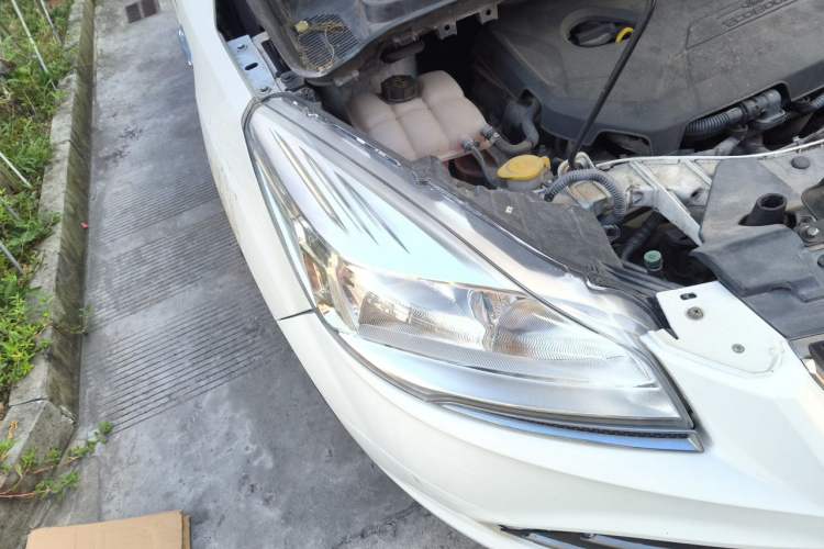 Used Ford Kuga 2013 1.6L GTDi 4x4 Elite Model Right Front Headlight