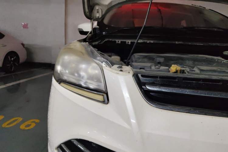 Used Ford Kuga 2013 1.6L GTDi Two-Wheel-Drive Trend Model Right Front Headlight