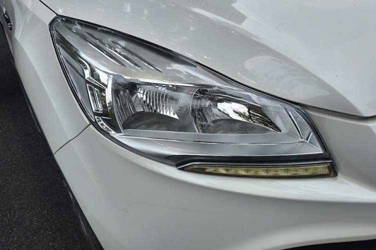 Used Ford Kuga 2013 1.6L GTDi Two-Wheel-Drive Trend Model Right Front Headlight