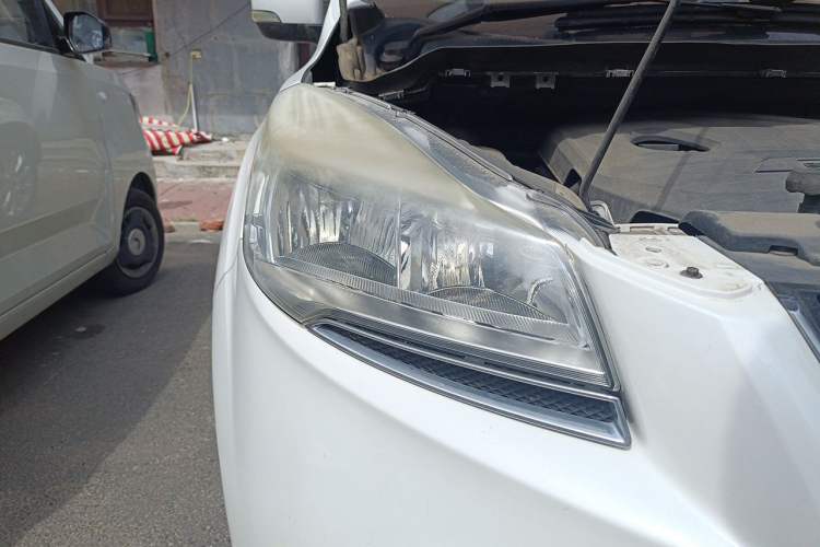 Used Ford Kuga 2013 1.6L GTDi Two-Wheel-Drive Trend Model Right Front Headlight