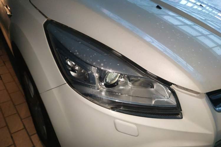 Used Ford Kuga 2013 2.0L GTDi Four-Wheel-Drive Sport Model Right Front Headlight