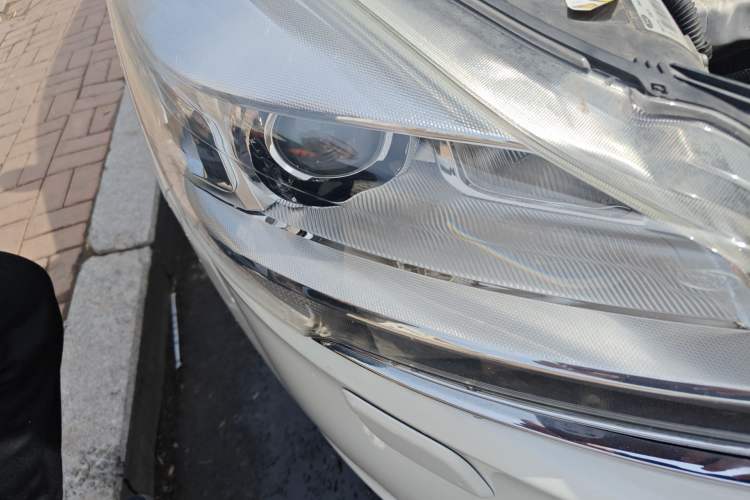 Used Ford Kuga 2013 2.0L GTDi Four-Wheel-Drive Sport Model Right Front Headlight
