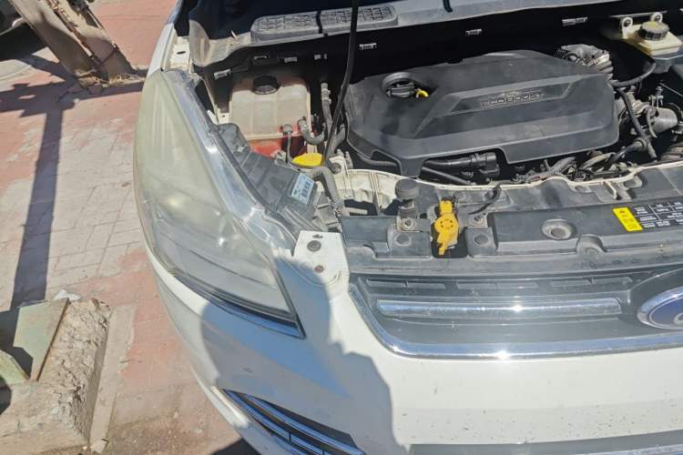 Used Ford Kuga 2013 1.6L GTDi Two-Wheel-Drive Trend Model Right Front Headlight