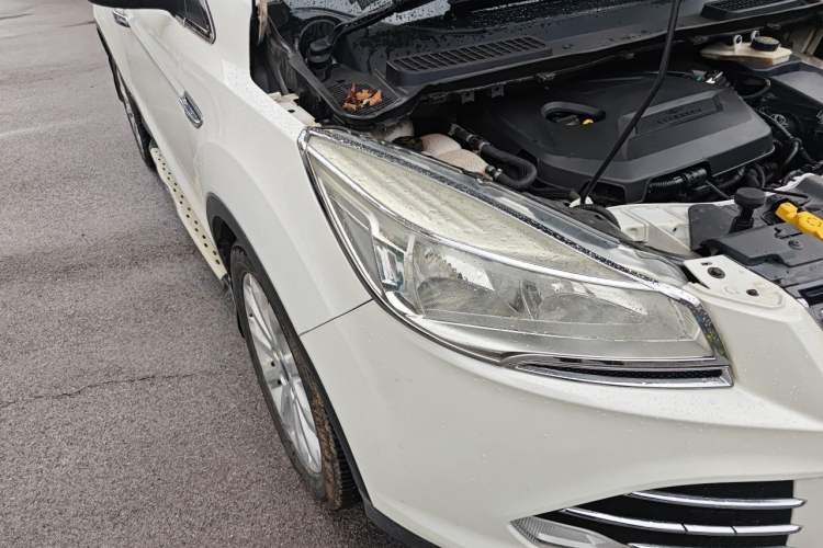 Used Ford Kuga 2013 1.6L GTDi Two-Wheel-Drive Trend Model Right Front Headlight