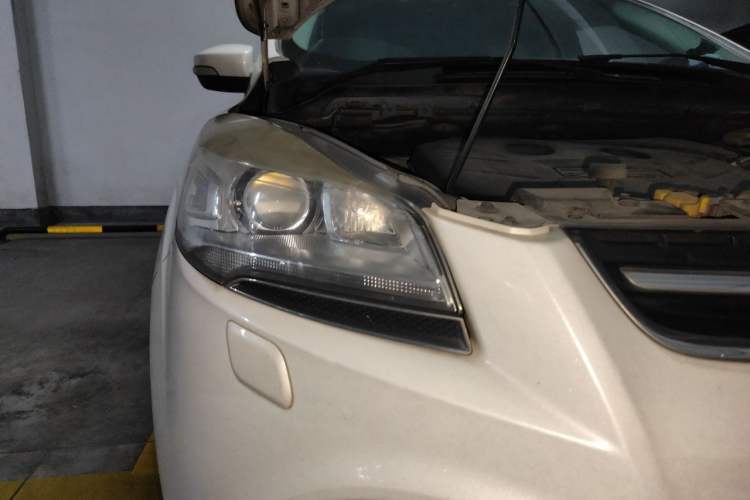 Used Ford Kuga 2013 2.0L GTDi Four-Wheel Drive Premium Model Right Front Headlight