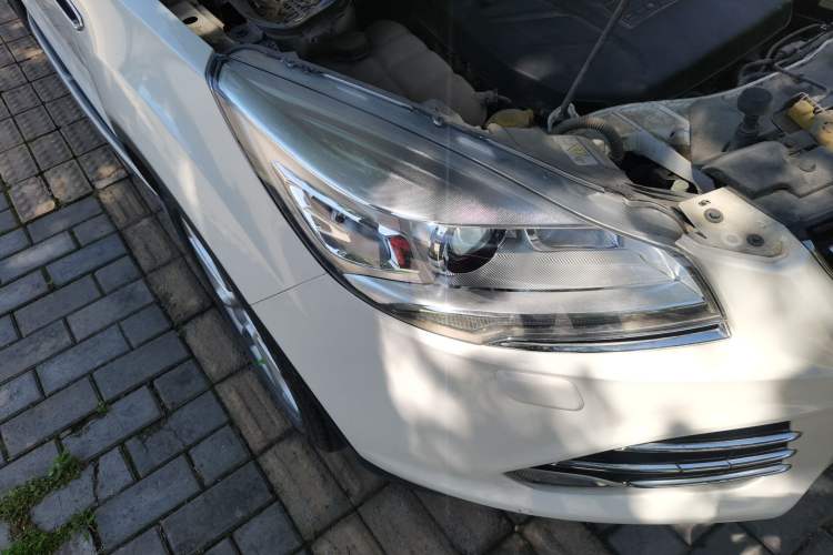 Used Ford Kuga 2013 2.0L GTDi Four-Wheel-Drive Sport Model Right Front Headlight