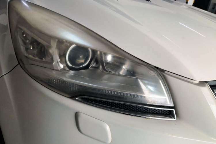 Used Ford Kuga 2013 2.0L GTDi Four-Wheel-Drive Sport Model Right Front Headlight