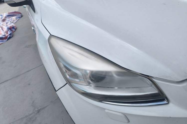 Used Ford Kuga 2013 2.0L GTDi Four-Wheel-Drive Sport Model Right Front Headlight