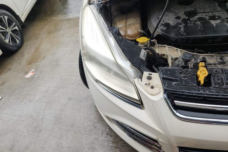 Used Ford Kuga 2013 2.0L GTDi Four-Wheel-Drive Elite Model Right Front Headlight