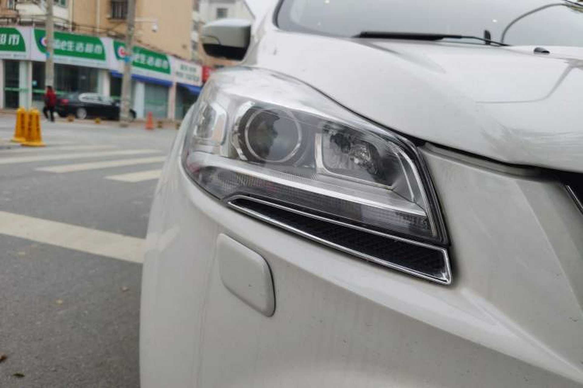 Used Ford Kuga 2013 2.0L GTDi Four-Wheel-Drive Sport Model Right Front Headlight