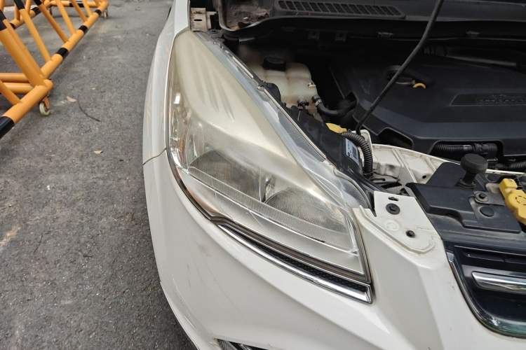 Used Ford Kuga 2013 1.6L GTDi Two-Wheel-Drive Trend Model Right Front Headlight