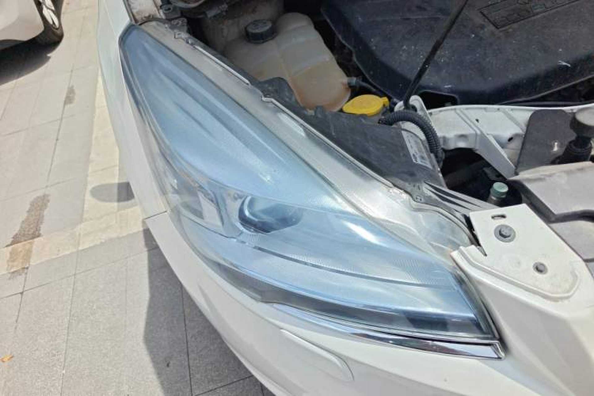 Used Ford Kuga 2013 2.0L GTDi Four-Wheel-Drive Sport Model Right Front Headlight