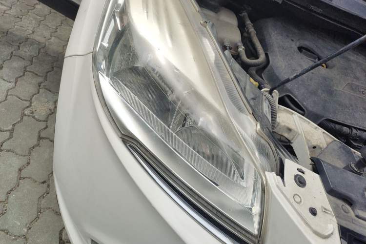 Used Ford Kuga 2013 1.6L GTDi Two-Wheel-Drive Comfort Model Right Front Headlight