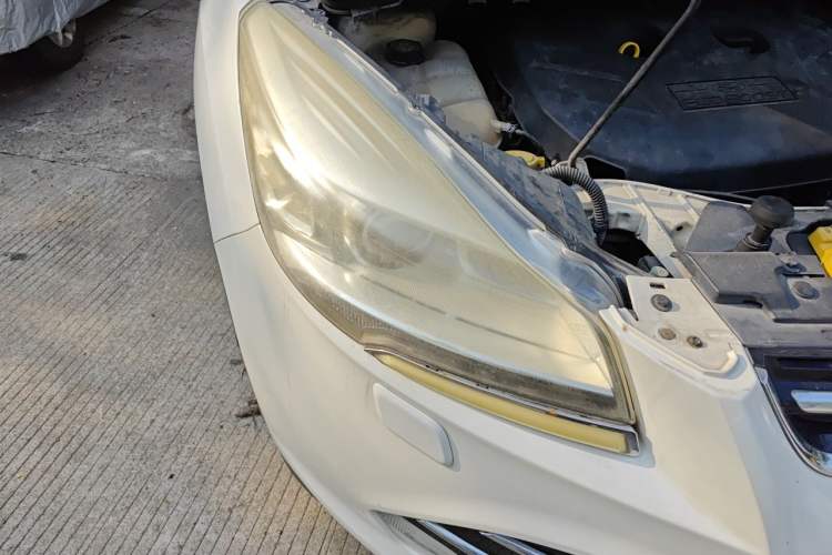 Used Ford Kuga 2013 2.0L GTDi Four-Wheel Drive Premium Model Right Front Headlight
