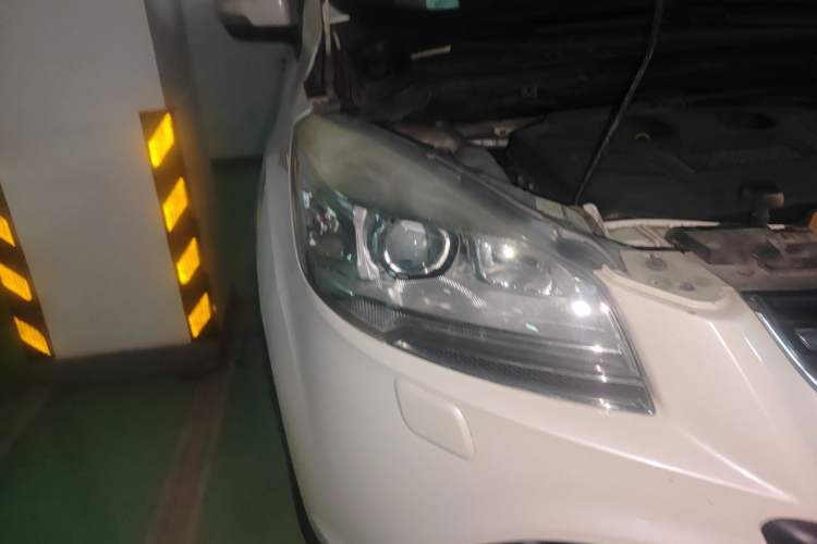 Used Ford Kuga 2013 2.0L GTDi Four-Wheel-Drive Sport Model Right Front Headlight