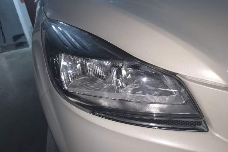 Used Ford Kuga 2013 1.6L GTDi Two-Wheel-Drive Trend Model Right Front Headlight