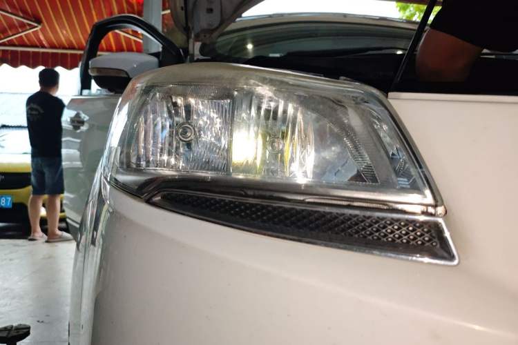 Used Ford Kuga 2013 2.0L GTDi Four-Wheel-Drive Elite Model Right Front Headlight