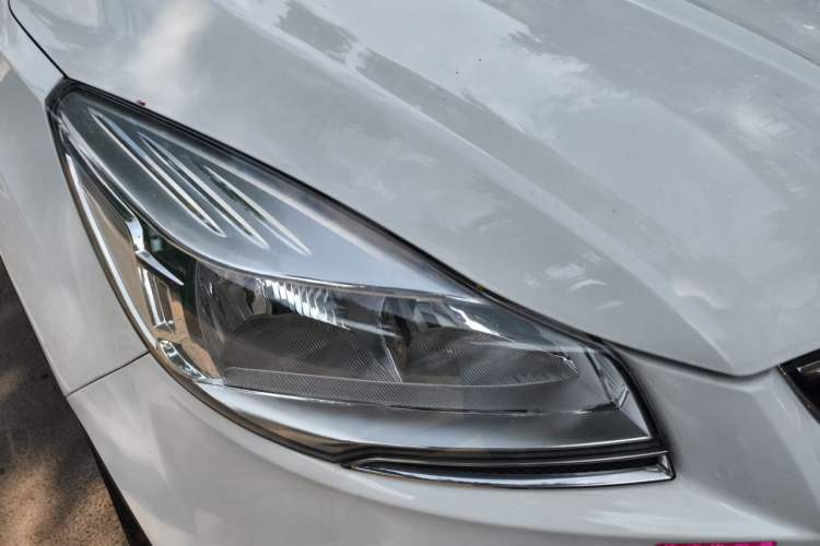 Used Ford Kuga 2013 1.6L GTDi Two-Wheel-Drive Comfort Model Right Front Headlight
