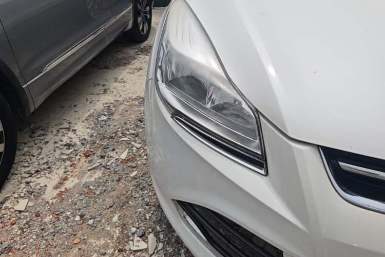 Used Ford Kuga 2013 1.6L GTDi Two-Wheel-Drive Comfort Model Right Front Headlight