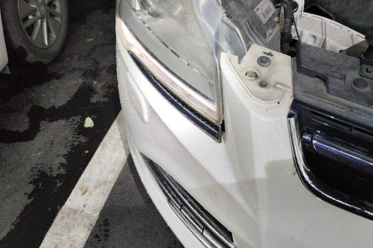 Used Ford Kuga 2013 2.0L GTDi Four-Wheel-Drive Sport Model Right Front Headlight