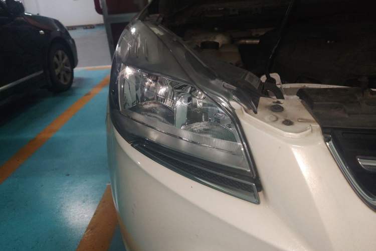 Used Ford Kuga 2013 1.6L GTDi Two-Wheel-Drive Trend Model Right Front Headlight